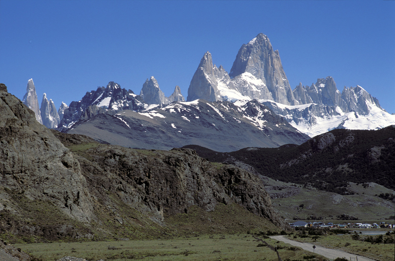 pat_211 el chalten.jpg - Argentine, Fitz Roy, décembre 2002 : d'El-Calafate vers El-Chalten L'arrivée à El Chalten, petite station encore peu aménagée surtout fréquentée par les alpinistes en quête de défis dans ce lieu mythique Velvia 50